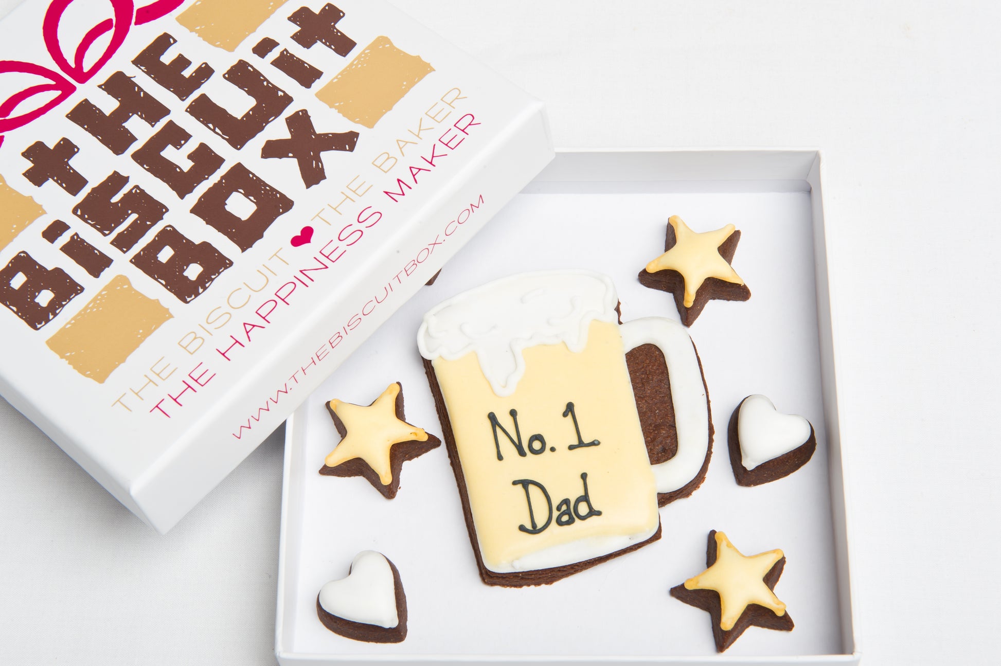 cheers dad biscuit gift for fathers day. Iced beer mug with black icing saying cheers dad. Includes mini star cookies all in a box for fathers day.
